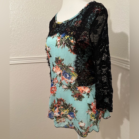 Gimmicks by BKE Blue Floral Black Lace Tunic Top Size: M - Picture 3 of 5